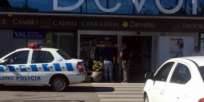 Asaltaron casa de cambio y supermercado en Carrasco