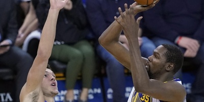 Warriors ganan sin Curry; James asalta el Madison y Sixers el Staples Center