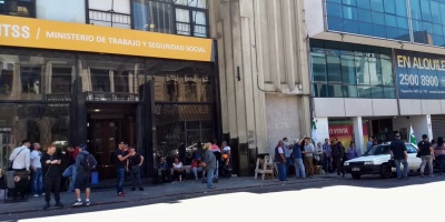 Funcionarios de Salud P�blica se movilizan en la Direcci�n de Trabajo