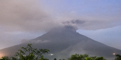 El volc�n Agung expulsa nube de ceniza de 1.500 metros de altura en Bali