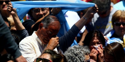 Cari�o y desesperanza a 10 d�as de desaparecido submarino 