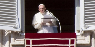 El papa reza junto a fieles por las v�ctimas del atentado en Sina�
