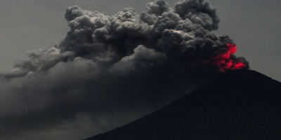 El aeropuerto de Bali cierra por segunda jornada a ra�z del volc�n Agung