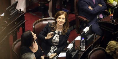 La ex presidenta argentina Cristina Fern�ndez jura su cargo como senadora