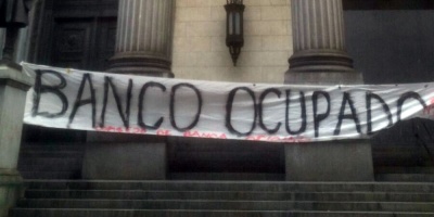 Ocuparon casa central del Banco Rep�blica
