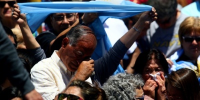 Familiares de submarinistas argentinos toman con angustia y tristeza el fin del rescate