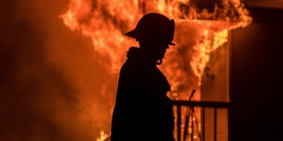 Un muerto y miles de personas evacuadas por un potente incendio en California