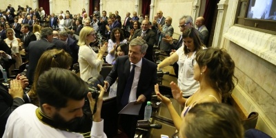 126 Diputados argentinos juraron su cargo entre protestas por reformas de Macri