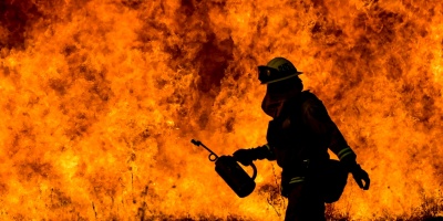 Los incendios de California, contenidos solo en 15 %, dejan 100.000 evacuados