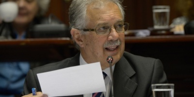 Men�ndez a comisi�n por avi�n presidencial