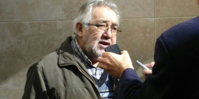 Jubilados realizaron protesta con "brindis de pan y agua"