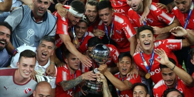 Jugadores de Independiente celebran en Argentina haber ganado la Sudamericana