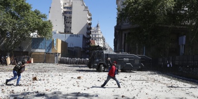 Batalla campal alrededor del Congreso, en medio del paro en Argentina