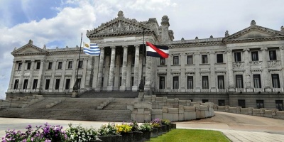Parlamento sanciona ley de cincuentones y debate voto exterior