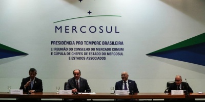 Nin Novoa tuvo que defender aumento de la tasa consular