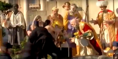 Al grito de "Dios es una mujer", feminista intent� robarse al Jes�s del pesebre del Vaticano