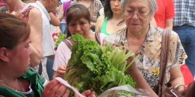 Peque�os productores reparten verduras a jubilados como protesta por reforma
