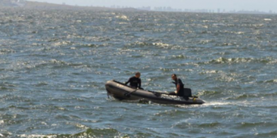 Rescatan a un menor en las aguas del R�o de la Plata, luego de que su embarcaci�n se diera vuelta