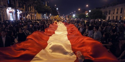 Miles de peruanos llenan calles a grito de "indulto a Fujimori es un insulto"