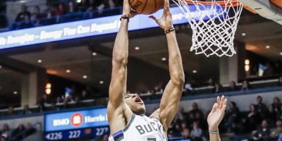 Canasta pol�mica de Antetokounmpo da triunfo a los Bucks