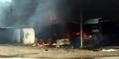 Investigan las causas del incendio que afect� a 20 locales en Salto
