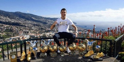 Ronaldo comenz� el a�o agradeciendo y junto a sus trofeos