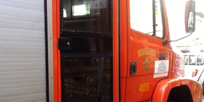 Ardua labor de Bomberos para combatir incendio en San Carlos