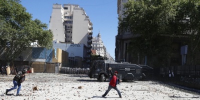 Nueva protesta por prisi�n domiciliaria a expolic�a de la dictadura argentina