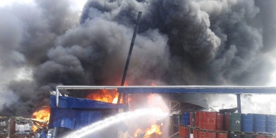 Controlado el incendio buscan indicios del operario desaparecido