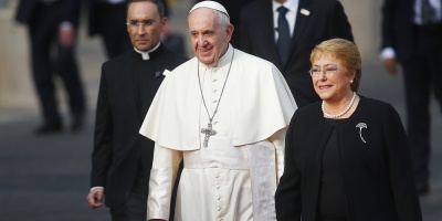 Bachelet recibe al papa con alusiones al conflicto mapuche y ni�os vulnerados
