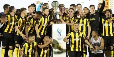 Pe�arol alza la primera Supercopa