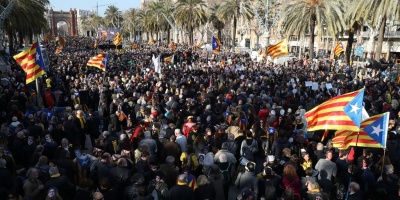 Manifestantes independentistas se manifestaron ante las puertas de Parlamento catal�n