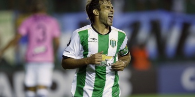 Dos penales dejan todo para la vuelta entre Banfield e Independiente del Valle