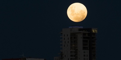 La luna se ti�e de color rojizo en un eclipse total seguido en medio mundo