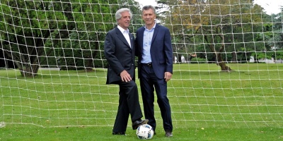 Macri estudia la candidatura al Mundial 2030 con el presidente de la AFA