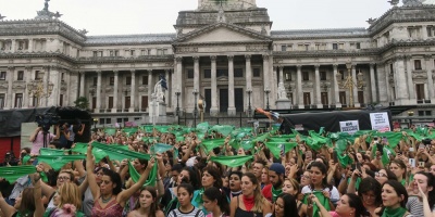 Miles de feministas se manifiestan en Buenos Aires para pedir ley de aborto