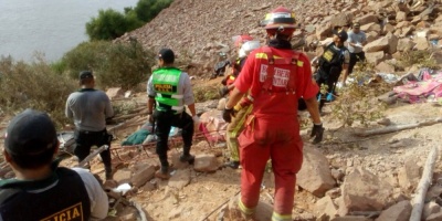 Al menos 30 muertos tras la ca�da de autob�s a un abismo en el sur de Per�
