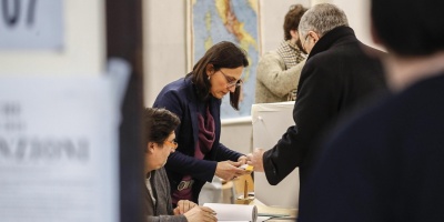 Abren los colegios electorales en Italia, que celebra hoy comicios generales