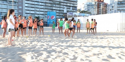 Organizan evento en la playa para promocionar Mundial femenino Sub'17