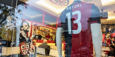 Fiorentina cuelga camiseta de Astori firmada en el portal de su estadio