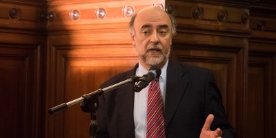Mieres dice que "no va a bajar al nivel" de su colega De Le�n