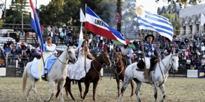 Personas de todo el mundo participan de la Fiesta de la Patria Gaucha en Tacuaremb�
