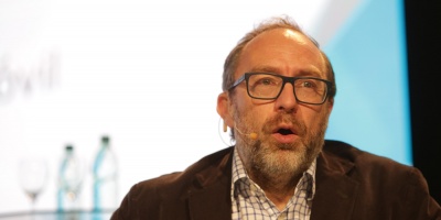 Cofundador de Wikipedia dice que YouTube no advirti� de que usar�an su portal