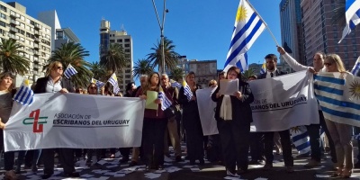 Escribanos y varias organizaciones se movilizan frente a Torre Ejecutiva
