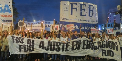Docentes reclaman alza salarial con marcha de antorchas por Buenos Aires
