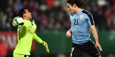 Edinson Cavani homenajeado por jugar 100 partidos con la celeste 