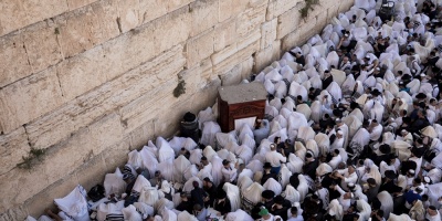 Miles de jud�os son bendecidos ante el Muro de las Lamentaciones en Jerusal�n