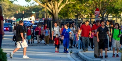 Alumnos de escuela de EEUU donde ocurriera matanza en febrero, reciben mochilas transparentes