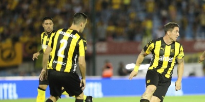Pe�arol estrena bandera gigante en Campe�n del Siglo ante Atl�tico Tucum�n