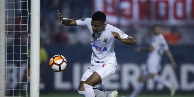 Santos toma el liderato del Grupo 6 al vencer a Estudiantes en Argentina